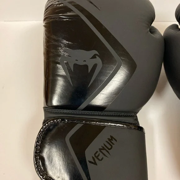 Venum Black Boxing Gloves - Picture 3 of 9